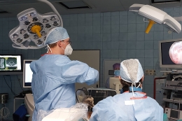 Oddělení Neurochirurgie od dnešního dne provádějí endospické operace bederní páteře