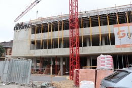 Výstavba parkovacího domu u městské nemocnice probíhá podle plánu, hotový má být na jaře 2024