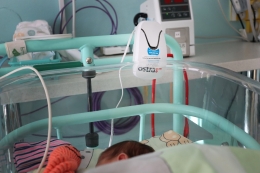 Novorozené děti v MNO bude hlídat 28 nových monitorů dechu