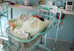 Novorozené děti v Ostravě bude hlídat 28 nových monitorů dechu